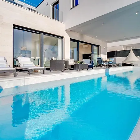 New! Lemon With Heated Infinity Pool, A Hot Tub, A Cinema Room, Sea Views, 6 Pax * Jesenice (Split-Dalmatia)