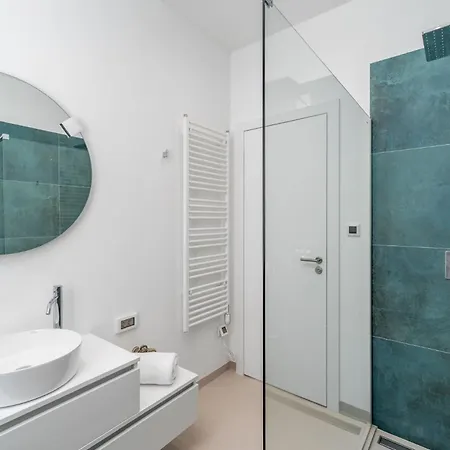 Lemon, 3 Bedrooms, 4 Baths, Infinity Pool, Whirlpool, Cinema Room, Sea View * Jesenice (Split-Dalmatia)