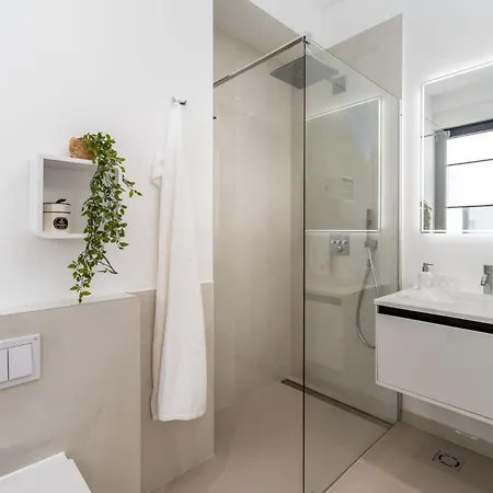 Lemon, 3 Bedrooms, 4 Baths, Infinity Pool, Whirlpool, Cinema Room, Sea View * Jesenice (Split-Dalmatia)