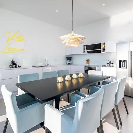 Villa Lemon, 3 Bedrooms, 4 Baths, Infinity Pool, Whirlpool, Cinema Room, Sea View Jesenice (Split-Dalmatia)