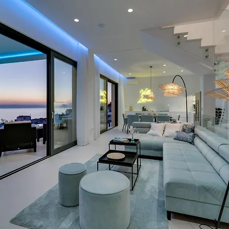 Villa Lemon, 3 Bedrooms, 4 Baths, Infinity Pool, Whirlpool, Cinema Room, Sea View Jesenice (Split-Dalmatia)