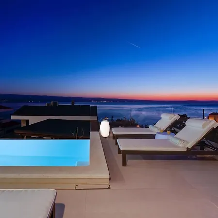 Lemon, 3 Bedrooms, 4 Baths, Infinity Pool, Whirlpool, Cinema Room, Sea View * Jesenice (Split-Dalmatia)